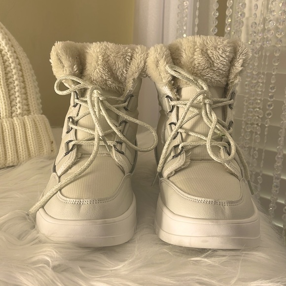 White & Cream Colored Winter Boots ⛄️🎿 - Picture 6 of 9
